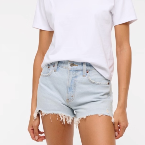 Abercrombie & Fitch Women's Light Wash High Rise Mom Short Size 28 or Size 6 - Picture 1 of 10